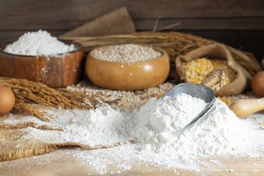 Pirinç unu, beyaz buğday unu, pirinç kulakları, doğal tarım yiyeceği, üst görünüm.