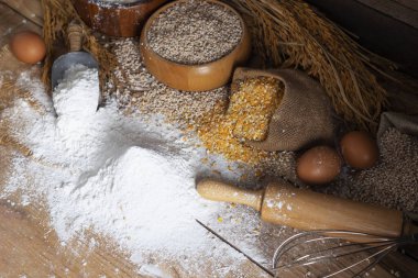 Pirinç unu, beyaz buğday unu, pirinç kulakları, doğal tarım yiyeceği, üst görünüm.