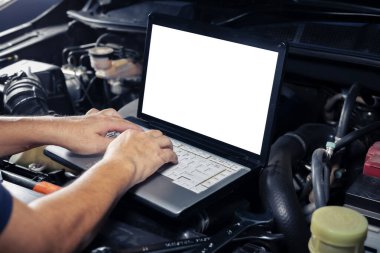 Modern bir bilgisayar sistemi kullanarak araba teftiş hizmeti. Ve garajdaki modern bir tamirci iki motorun çalışıp çalışmadığını kontrol etmek için bilgisayar yazılımı kullanır ve tamir eder..