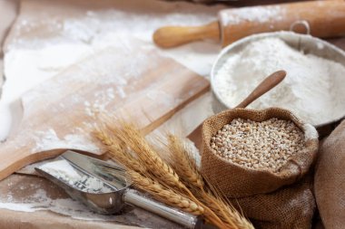 Arpa tohumları darı tohumları pirinç unu, beyaz buğday unu pirinç kulakları, doğal tarım yiyeceği, üst görünüm