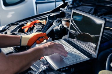 Modern bir bilgisayar sistemi kullanarak araba teftiş hizmeti. Ve garajdaki modern bir tamirci iki motorun çalışıp çalışmadığını kontrol etmek için bilgisayar yazılımı kullanır ve tamir eder..