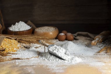 Pirinç unu, beyaz buğday unu, pirinç kulakları, doğal tarım yiyeceği, üst görünüm.