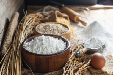 Pirinç unu, beyaz buğday unu, pirinç kulakları, doğal tarım yiyeceği, üst görünüm.