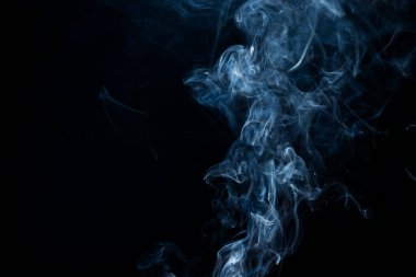 Alevlerden ya da sis bulutlarından dumanlar, karanlık arka planda izole edilmiş grafik tasarım sanatı.