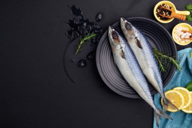 Çiğ uskumru, Rosemary Lemon, fesleğen ve tuz. Sağlıklı taze deniz ürünleri, siyah arka planda. Metin için boşluk olan üst görünüm.