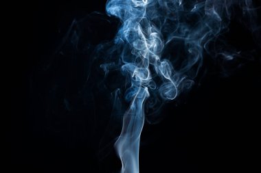 Alevlerden ya da sis bulutlarından dumanlar, karanlık arka planda izole edilmiş grafik tasarım sanatı.