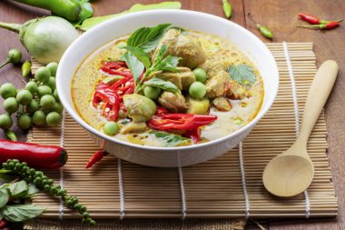 Yeşil körili tavuk ya da Asya usulü domuz eti bir tas çorbada sebze, baharat ve sebze karışımı..