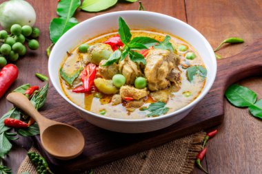 Yeşil körili tavuk ya da Asya usulü domuz eti bir tas çorbada sebze, baharat ve sebze karışımı..