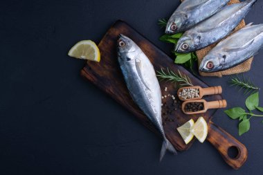 Çiğ uskumru, deniz ürünleri, siyah arka planda pişirmeye hazır.