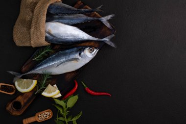 Çiğ uskumru, deniz ürünleri, siyah arka planda pişirmeye hazır.