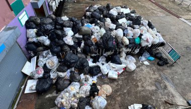 Şehirde siyah torbaların olduğu çöp yığını.