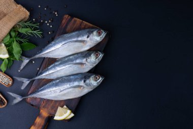 Çiğ uskumru, deniz ürünleri, siyah arka planda pişirmeye hazır.