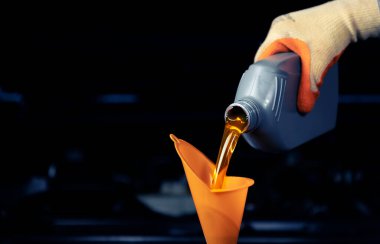 Araba tamircisi, yağ değişimi ya da motor yağı şişesi yağı, servis endüstrisi, otomobil ve motor tamir teknolojisi.