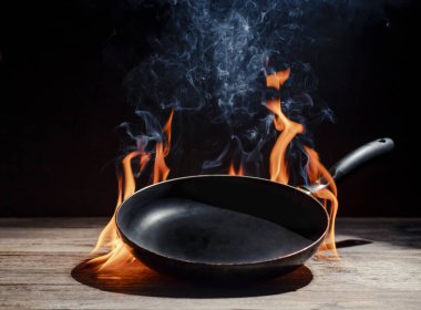 Mutfağa koyulmuş alevler ve siyah yemek tepsisi..