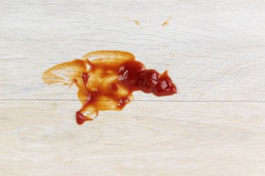 Ketçap, acı biber sosu, plastik sos şişeleri ve cam şişeler mutfaktaki ahşap masa, üst manzara.