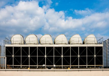 Çatıya büyük bir binaya soğutma kulesi yerleştirildi
