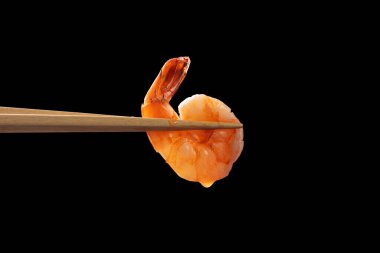 Taze lezzetli deniz ürünleri karidesi, siyah arka planda ayrılmış..