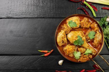 Bitkisel Tavuk Bacağı Köri veya Sağlıklı Pişmiş Yemek Güveci Kara Tahta Masa, Üst Görüş