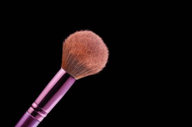 Siyah arka planda izole edilmiş yüz üzerinde kadın modası ve güzellik için pembe renk makyaj araçları