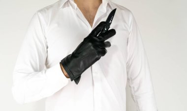 Beyaz arka planda siyah eldivenli ve gömlekli beyaz bir adam. Eldivenle bıçak tutan adamlar. Katil, psikopat, mafya ya ya da gangster tecrit. 