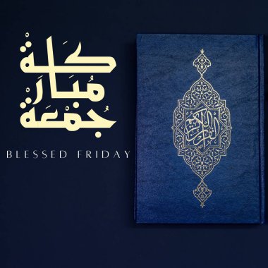 Arapça kaligrafi ile Jumma Mübarek (çeviri: Kutsanmış Cuma) mavi Kuran. 