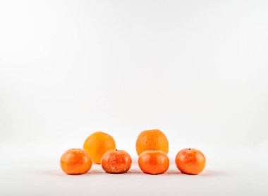 Taze olgun mandalina ve turuncu beyaz zemin izole edilmiş. Olgun Mandarin tam alan derinliği. Çiğ çiğ çiğ, sağlıklı, organik meyve tabanlı vejetaryen bitkiler için taze portakal..