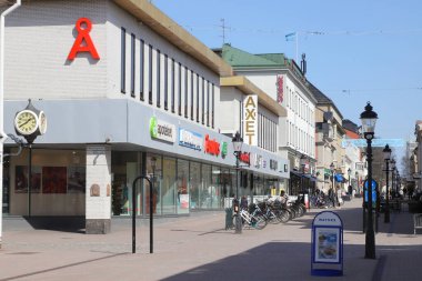 Nykoping, İsveç - 18 Nisan 2021: Storgatan caddesi ve Galleria Axet perakende satış binası manzarası.