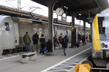 Göteborg, İsveç - 30 Kasım 2022: Gotheburg Merkez İstasyonu 'nda hızlı ve banliyö trenleri kullanan yolcular.