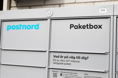 Sodertalje, İsveç - 11 Mart 2023: Postnord tarafından işletilen parselli rafların yakın görüntüsü.