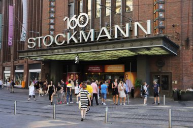 Helsinki, Finlandiya - 20 Ağustos 2022: Helsinki şehir merkezindeki Stckmann mağazasının önündeki insanlar.