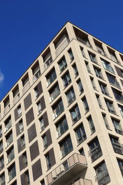 Dairesi olan modern bir gökdelenin alçak açılı görüntüsü.