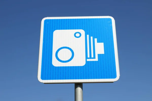 芬兰路标的低角度视点 标志是在蓝天下自动交通监控摄像头 免版税图库图片