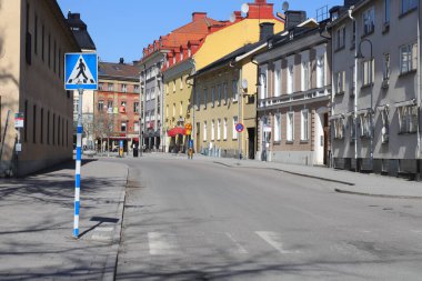 Sodertalje, İsveç - 15 Nisan 2023: Sodertalje şehir merkezindeki boş Saltsjogatan Caddesi.