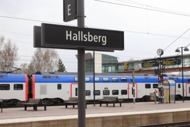 Hallsberg, İsveç - 23 Nisan 2023: Hallsberg tren istasyonunun platformdaki isminin yakın görüntüsü.