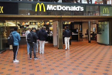 Kopenhag, Danimarka - 14 Haziran 2022: Kopenhag Merkez İstasyonu içindeki McDonald 's fast food restoranı.