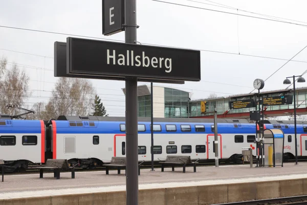 Hallsberg Sverige April 2023 Närbild Hallsbergs Järnvägsstation Namnskylt Vid Plattformen — Stockfoto