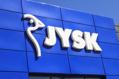 Sodertalje, İsveç - 6 Mayıs 2023: Mağaza girişinin üzerindeki mobilya ve iç dekorasyon zinciri Jysk logosunun yakın görüntüsü.