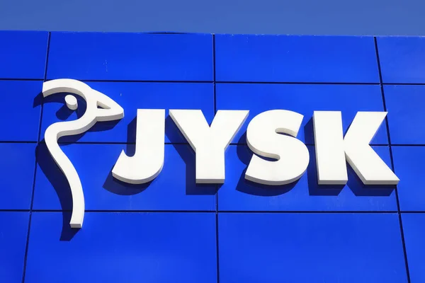 瑞典索德塔尔耶 2023年5月6日 商店入口上方的家具和室内装饰零售连锁店Jysk标志的近景 图库照片