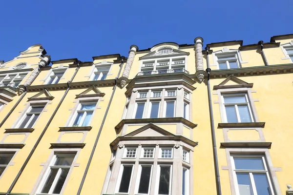 Hermosa Fachada Amarilla Ornamentada Con Ventanal Edificio Residencial Construido 1900 —  Fotos de Stock