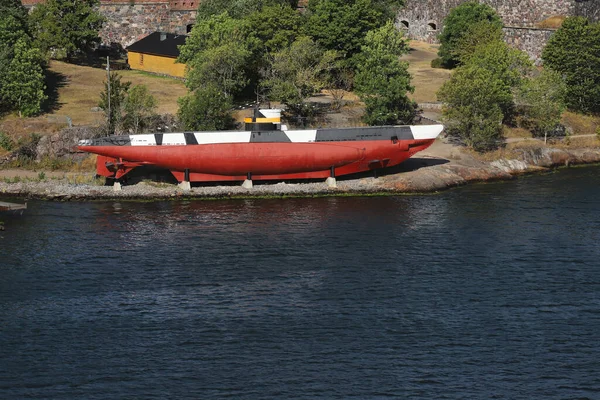 Kullanımdan kaldırılan 2. Dünya Savaşı dönemi Fin denizaltısı Vessiki, 1933 yılında Helsinki 'deki Suomenlinna kalesinde sergilendi..