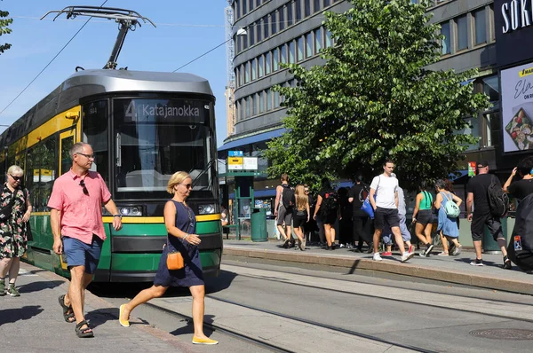Helsinki August 2022 Straßenbahn Und Menschen Der Straßenbahnhaltestelle Auf Der — Stockfoto