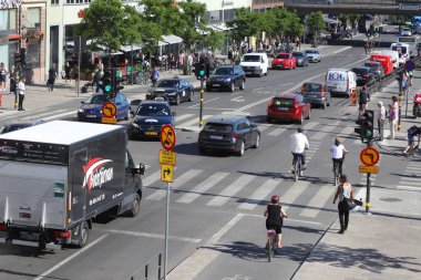 Stockhom, İsveç - 13 Haziran 2023: Stockholm Merkez İstasyonu 'ndaki Vasagatan Caddesi' nin yüksek açılı görüntüsü.