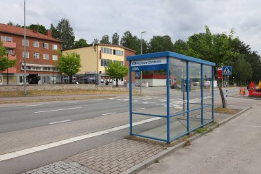 Kolsva, İsveç - 19 Haziran 2023: Önünde otobüs durağı barınağı bulunan Kolsva şehir merkezinin görüntüsü.