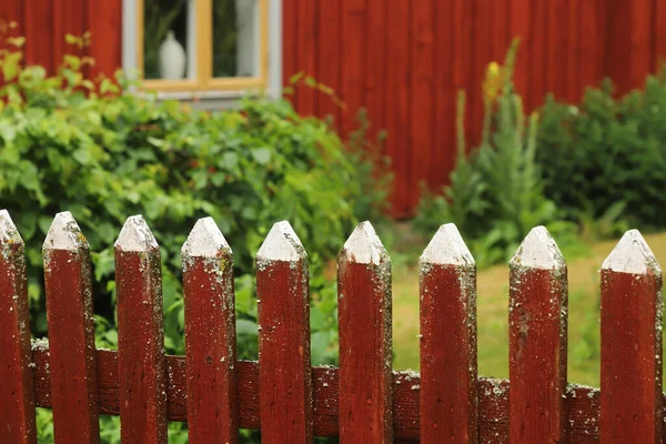 Charming Red Wooden Picket Fence White Top Front House Garden — Stock Photo, Image