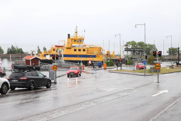 瑞典Visingso 2022年7月7日 Vattern Visingso湖中的渡口 与Trafikferket路的Ebba Brahe轮渡和雨天等候的汽车 — 图库照片