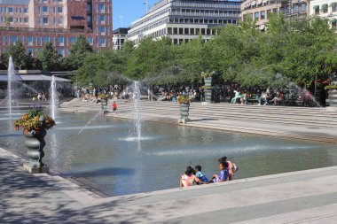 Stockholm, İsveç - 10 Temmuz 2023: Şehir merkezindeki Kungstradgarden parkı.