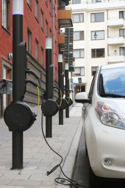 Stockholm, İsveç - 13 Temmuz 2023: Elektrikli araçların sokak otoparkında kullanılmak üzere Qwello tarafından işletilen kamu ücret noktaları.