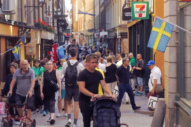 Stockholm, İsveç - 14 Temmuz 2023 Eski kasaba bölgesindeki kalabalık Vasterlanggatan Caddesi.