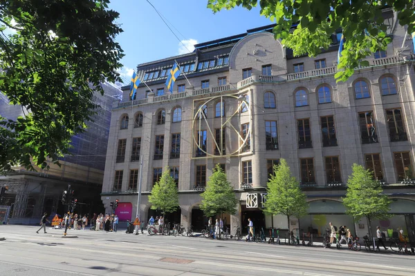 Stockholm, İsveç - 14 Temmuz 2023: Stockholm şehir merkezindeki Hamngatan Caddesi 'ndeki NK mağazasının dış görünümü.