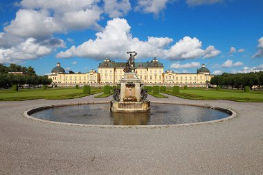 Stockholm dışındaki İsveç 17. yüzyıl kraliyet Drottningholm sarayının manzarası..